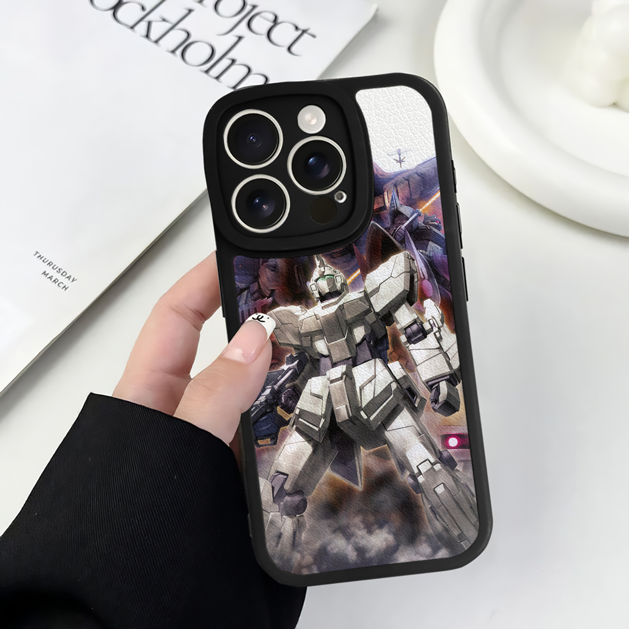 （画像用） 機動戦士ガンダム Mobile Suit Gundam 【iPhone 16シリーズ対応】シリコンスマホケース（レザー調） 材質：シリコン